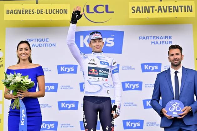 Sport Bilder des Tages German Florian Lipowitz of RedBull-BORA-hansgrohe celebrates on the podium in the white jersey for best young rider after stage 14 of the 2025 Tour de France cycling race, from Pau to Luchon-Superbagneres (183 km), on Saturday 19 July 2025 in France. The 112th edition of the Tour de France starts on Saturday 5 July in Lille, France, and will finish in Paris, France on the 27th of July. DIRKxWAEM  x129577216x