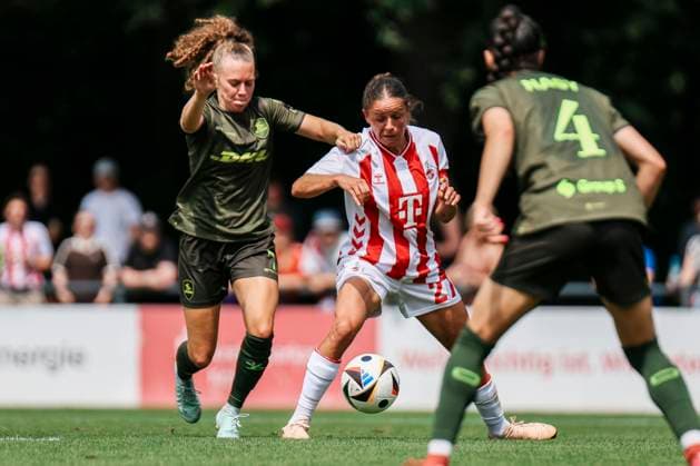 Testspiel: 1.FC Köln- OH Leuven; 19.07.2025 Laura Feiersinger (1. FC Köln, 27) am Ball beim Testspiel: 1.FC Köln- OH Leuven; Köln, Geißbockheim am 19.07.2025 Copyright: xBEAUTIFULxSPORTS Freisenx