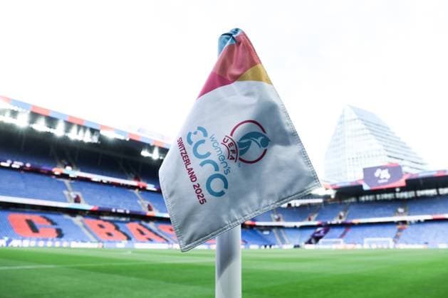 Fussball, UEFA Women™s EURO 2025 Viertelfinale Frankreich - Deutschland 19.07.2025, St. Jakob Park Basel Das Stadion in Basel vor dem Spiel, Eckfahne mit dem Logo der UEFA Women™s EURO Switzerland 2025 Basel St. Jakob Park Schweiz