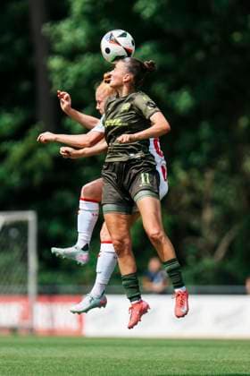 Testspiel: 1.FC Köln- OH Leuven; 19.07.2025 Laura Vogt (1. FC Köln, 8) im Kopfballduell mit Ioanna Papatheodorou (OH Leuven Women, 11) beim Testspiel: 1.FC Köln- OH Leuven; Köln, Geißbockheim am 19.07.2025 Copyright: xBEAUTIFULxSPORTS Freisenx