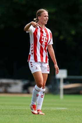 Testspiel: 1.FC Köln- OH Leuven; 19.07.2025 Celina Degen (1. FC Köln, 5) zeigt an beim Testspiel: 1.FC Köln- OH Leuven; Köln, Geißbockheim am 19.07.2025 Copyright: xBEAUTIFULxSPORTS Freisenx