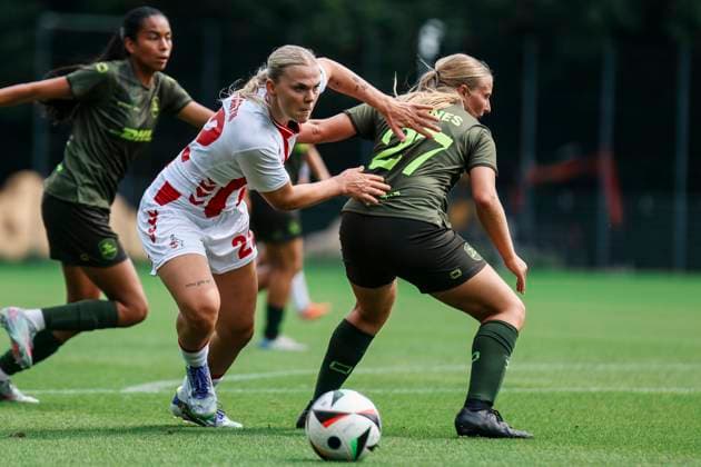 Testspiel: 1.FC Köln- OH Leuven; 19.07.2025 Julia Schiffarth (1. FC Köln, 22) im Zweikampf mit Alixe Bosteels (OH Leuven Women, 27) beim Testspiel: 1.FC Köln- OH Leuven; Köln, Geißbockheim am 19.07.2025 Copyright: xBEAUTIFULxSPORTS Freisenx