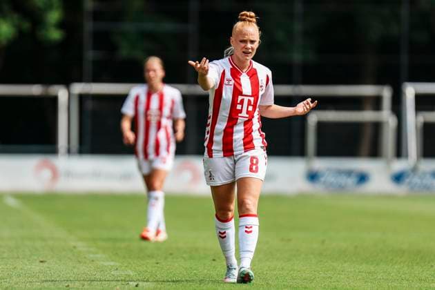 Testspiel: 1.FC Köln- OH Leuven; 19.07.2025 Laura Vogt (1. FC Köln, 8) zeigt an beim Testspiel: 1.FC Köln- OH Leuven; Köln, Geißbockheim am 19.07.2025 Copyright: xBEAUTIFULxSPORTS Freisenx