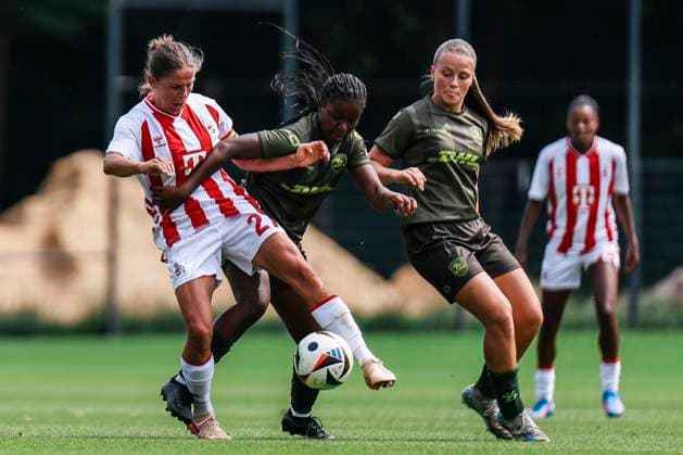 Testspiel: 1.FC Köln- OH Leuven; 19.07.2025 Laura Feiersinger (1. FC Köln, 27) im Zweikampf beim Testspiel: 1.FC Köln- OH Leuven; Köln, Geißbockheim am 19.07.2025 Copyright: xBEAUTIFULxSPORTS Freisenx