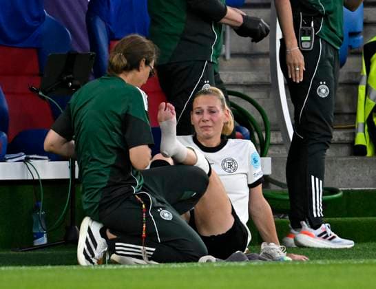 Sport Bilder des Tages 19.07.2025, UEFA Frauen-Europameisterschaft 2025 in der Schweiz. Viertelfinale, Frankreich - Deutschland, im St-Jakob-Park Basel (Schweiz). Sarai Linder (Deutschland) verletzt sich *** 19 07 2025, UEFA Womens European Championship 2025 in Switzerland quarter-final, France Germany, at St Jakob Park Basel Switzerland Sarai Linder Germany injured