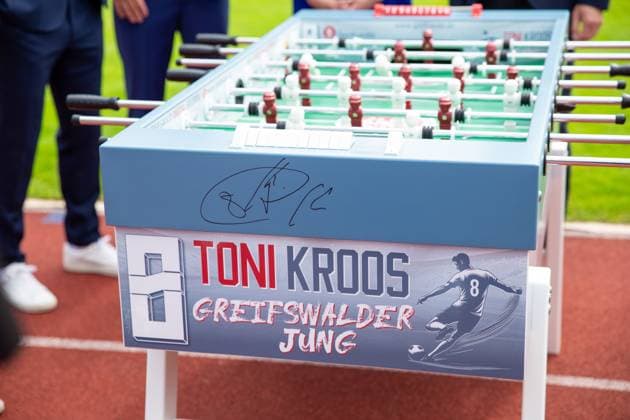 Autogramm von Toni Kroos am einzigartigen Tisch-Kicker, der für einen guten Zweck versteigert wird. GER, Verleihung, Verdienstorden, Toni Kroos, Stiftung, Ehrung, Greifswald, Mecklenburg-Vorpommern