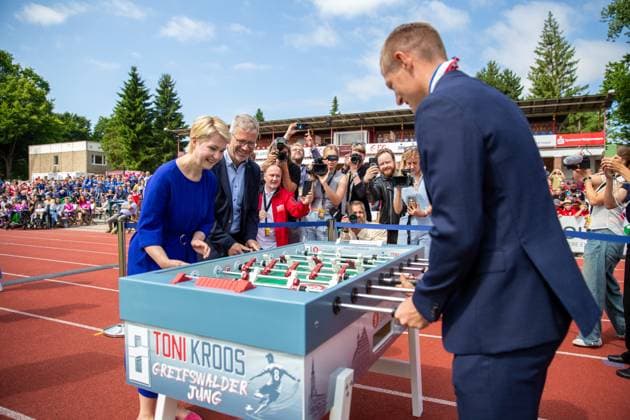 Manuela Schwesig und Dr. Stefan Fassbinder am einzigartigen Tisch-Kicker, der für einen guten Zweck versteigert wird. GER, Verleihung, Verdienstorden, Toni Kroos, Stiftung, Ehrung, Greifswald, Mecklenburg-Vorpommern