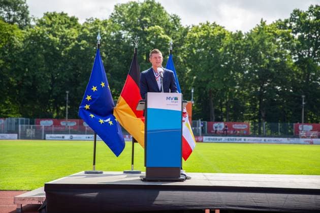 Toni Kroos mit dem Verdienstorden des Landes Mecklenburg-Vorpommern GER, Verleihung, Verdienstorden, Toni Kroos, Stiftung, Ehrung, Greifswald, Mecklenburg-Vorpommern