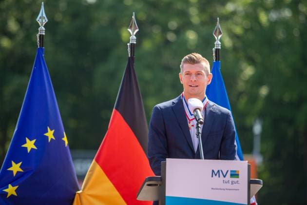 Toni Kroos mit dem Verdienstorden des Landes Mecklenburg-Vorpommern GER, Verleihung, Verdienstorden, Toni Kroos, Stiftung, Ehrung, Greifswald, Mecklenburg-Vorpommern