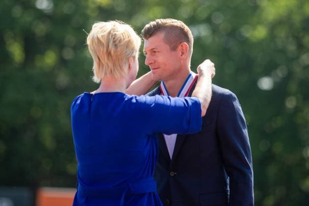 Ministerpräsidentin Manuela Schwesig (li.) verleiht Toni Kroos den Verdienstorden des Landes Mecklenburg-Vorpommern GER, Verleihung, Verdienstorden, Toni Kroos, Stiftung, Ehrung, Greifswald, Mecklenburg-Vorpommern