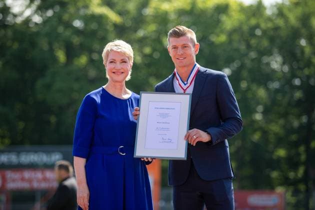 Ministerpräsidentin Manuela Schwesig (li.) und Toni Kroos mit dem Verdienstorden des Landes Mecklenburg-Vorpommern GER, Verleihung, Verdienstorden, Toni Kroos, Stiftung, Ehrung, Greifswald, Mecklenburg-Vorpommern