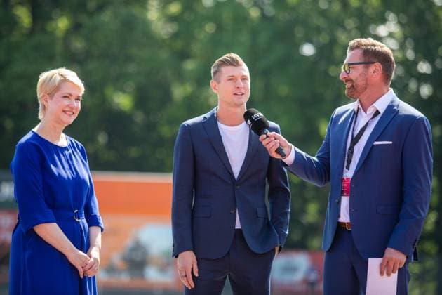 Ministerpräsidentin Manuela Schwesig, Toni Kroos und Moderator Andreas Kuhlage bei der Verleihung des Verdienstorden des Landes Mecklenburg-Vorpommern GER, Verleihung, Verdienstorden, Toni Kroos, Stiftung, Ehrung, Greifswald, Mecklenburg-Vorpommern