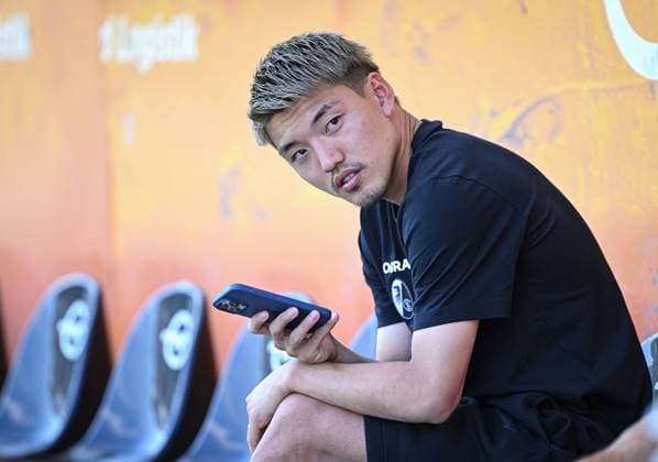Fussball 1. Bundesliga 2025 2026 Testspiel 18.07.2025 SCR Altach - SC Freiburg Ritsu Doan (SC Freiburg) mit Handy