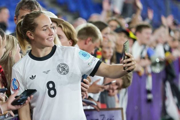 19.07.2025, xgrfx, Fussball UEFA Women s Euro 2025 Viertelfinale , Frankreich - Deutschland v.l. Sydney Lohmann macht Fotos mit Fans. (Deutsche Frauennationalmannschaft) (DFL DFB REGULATIONS PROHIBIT ANY USE OF PHOTOGRAPHS as IMAGE SEQUENCES and or QUASI-VIDEO) Basel