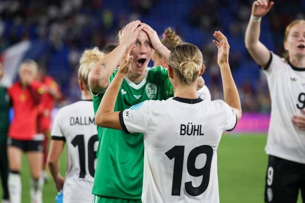 Basel, Schweiz 19. Juli 2025: UEFA - Euro 2025 Woman - Viertelfinale - Frankreich vs. Deutschland Im Bild: v.li. Torhüterin Ann-Katrin Berger (Deutschland) erstaunt und Klara Bühl Buehl (Deutschland) beim Abschlussjubel nach dem gewonnenen Elfmeterschießen gegen Frankreich und die Qualifikation für das Halbfinale gegen Spanien in Basel. St. Jakob-Park Copyright: xFotostandx xFantinix