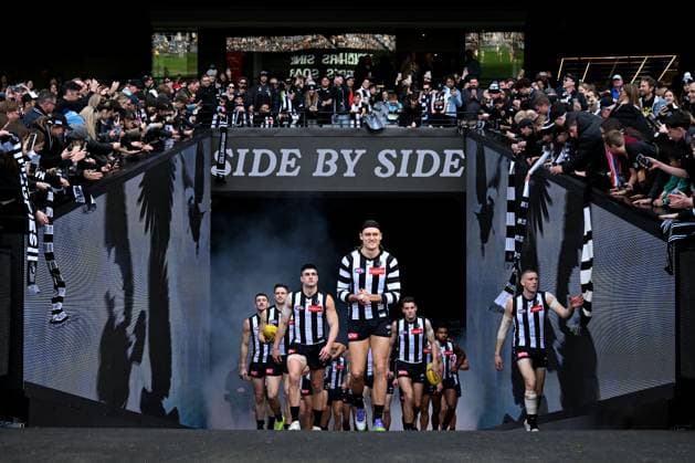 Sport Bilder des Tages AFL MAGPIES DOCKERS, Darcy Moore of Collingwood (centre) leads the team onto the field ahead of the AFL Round 19 match between the Collingwood Magpies and the Fremantle Dockers at Melbourne Cricket Ground in Melbourne, Sunday, July 20, 2025. ( NO ARCHIVING, EDITORIAL USE ONLY MELBOURNE VICTORIA AUSTRALIA  Copyright: xJAMESxROSSx 20250720182232507203