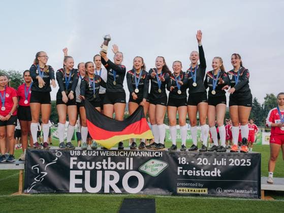 Leoni Modenese (Deutschland, 01), Eva Winkler (Deutschland, 02), Annalena Schmid (Deutschland, 03), Sophia Meister (Deutschland, 04), Lea Delitzscher (Deutschland, 05), Patricia Lebherz (Deutschland, 06), Larissa Keser (Deutschland, 07), Jana Ehrhardt (Deutschland, 09), Lisa Knodel (Deutschland, 10), , Jordan Nadermann (Deutschland, 12), Sonja Pfrommer (Deutschland, Betreuer), Anna-Lisa Aldinger (Deutschland, Chef-Trainer) bei der Siegerehrung, Faustball, U21, U 21 Europameisterschaft, 19.07.25 Faustball, U21 Europameisterschaft, 19.07.25 Freistadt *** Leoni Modenese Germany, 01 , Eva Winkler Germany, 02 , Annalena Schmid Germany, 03 , Sophia Meister Germany, 04 , Lea Delitzscher Germany, 05 , Patricia Lebherz Germany, 06 , Larissa Keser Germany, 07 , Jana Ehrhardt Germany, 09 , Lisa Knodel Germany, 10 , , Jordan Nadermann Germany, 12 , Sonja Pfrommer Germany, coach , Anna Lisa Aldinger Germany, head coach at the award ceremony, Fistball, U21 European Championship, 19 07 25 Fistball, U21 European Championship, 19 07 25 Freistadt Copyright: xEibner-Pressefoto LarsxNeumannx EP_LNN