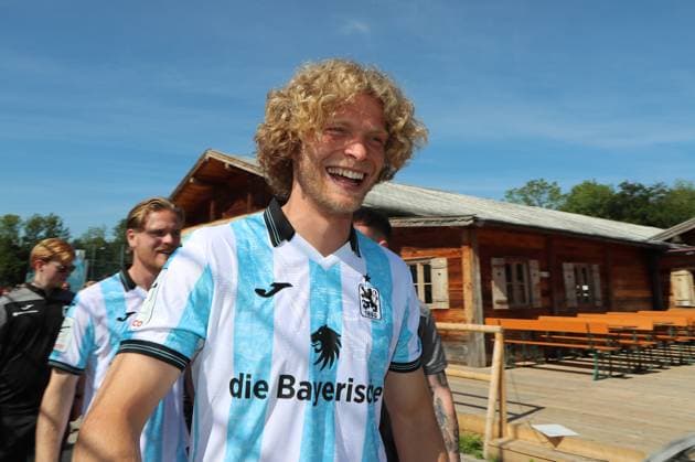 Fussball, Herren, 3.Liga, Saison 2025 2026, TSV 1860 München, Fanfest, Grünwalder Strasse 114 Jesper Verlaat (TSV 1860 München) gut gelaunt, grinsen, lachend