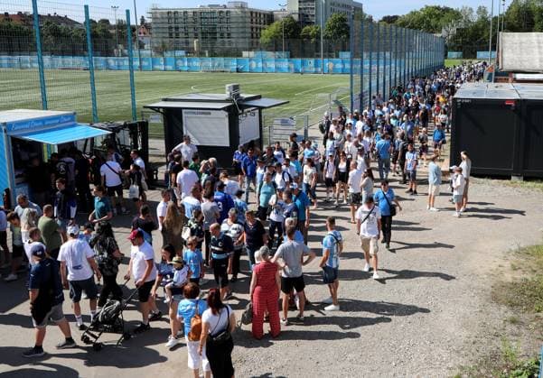 Fussball, Herren, 3.Liga, Saison 2025 2026, TSV 1860 München, Fanfest, Grünwalder Strasse 114 viele Fans am Trainingsgelände beim Fanfest