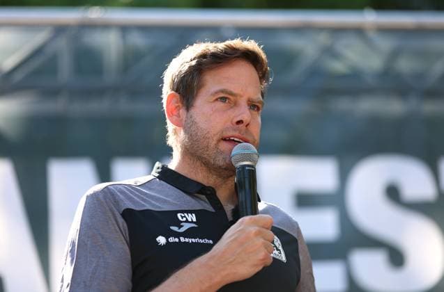 Fussball, Herren, 3.Liga, Saison 2025 2026, TSV 1860 München, Fanfest, Grünwalder Strasse 114 Dr.Christian Werner, Geschäftsführer (TSV 1860 München) begrüsst die Fans am Fanfest