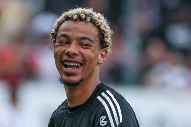 Fußball Testspiel - FSV Frankfurt - Eintracht Frankfurt am 19.07.2025 in der PSD Bank Arena in Frankfurt Hugo Ekitike (Frankfurt 11) lacht lächelt