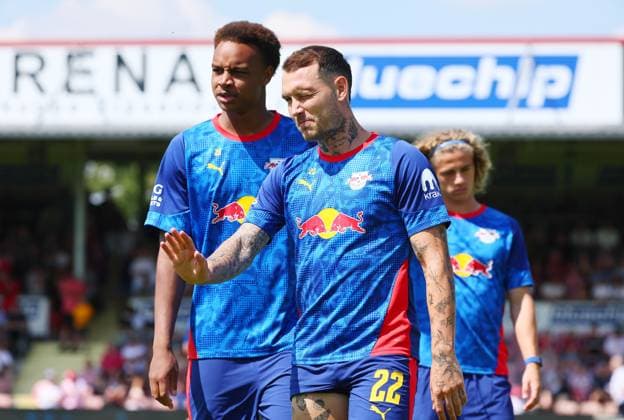Meuselwitz - RB Leipzig Testspiel Meuselwitz, 19.07.2025, bluechip-Arena, Fußball, Männer, Testspiel , ZFC Meuselwitz (Regionalliga) vs. RB Leipzig (Bundesliga) 0:3 (0:2) , Im Bild v.l.: Assan Ouedraogo (20, RB Leipzig) und David Raum (22, RB Leipzig) ,