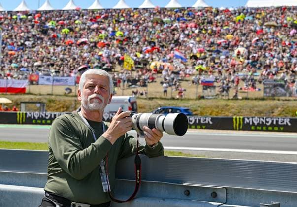 Sport Bilder des Tages The Grand Prix of the Czech Republic, Moto3 category World Championship, WM, Weltmeisterschaft race, in Brno, Czech Republic, on July 20, 2025. Czech President Petr Pavel photographs the race. (CTKxPhoto VaclavxSalek) CTKPhotoP2025072002419  CTKPhotoP2025072002419