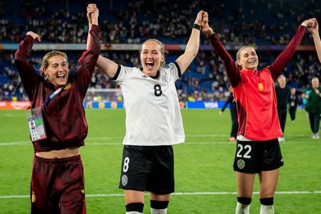 UEFA Womens Euro 2025 Viertelfinale: Frankreich - Deutschland; 19.07.2025 Carlotta Wamser (5, Deutschland) Sydney Lohmann (8; Deutschland) und Jule Brand (22, Deutschland) jubeln nach dem Spiel UEFA Womens Euro 2025 Viertelfinale: Frankreich – Deutschland; Basel, St. Jakob-Park, 19.07.2025 UEFA Womens Euro 2025 Viertelfinale: Frankreich – Deutschland; Basel, St. Jakob-Park, 19.07.2025 Copyright: xBEAUTIFULxSPORTS Gelhardtx