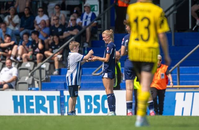 Fussball, Frauen, Saison 2025 26, Testspiel, Hertha BSC - Borussia Dortmund, Aurelia Haesler (Hertha) gibt einem Flitzer ein Autogramm, 20.07. 2025,