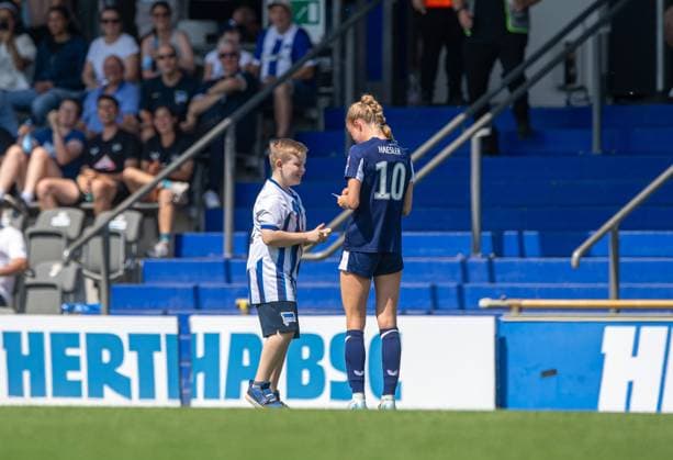 Fussball, Frauen, Saison 2025 26, Testspiel, Hertha BSC - Borussia Dortmund, Aurelia Haesler (Hertha) gibt einem Flitzer ein Autogramm, 20.07. 2025,