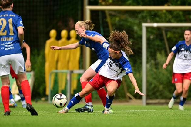 Fußball I Frauen I Saison 2025-2026 I Testspiel I Hamburger SV - Holstein Kiel I 20.07.2025 Alia Redant (25, Holstein Kiel) Melanie Brunnthaler (11, Hamburger SV) Hamburg Paul Hauenschild Sportanlage Hamburg Deutschland Copyright: xLobeca FelixxSchlikisx