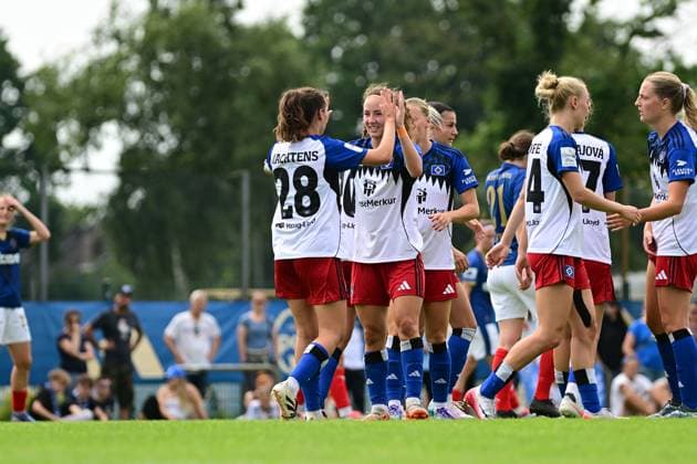 Fußball I Frauen I Saison 2025-2026 I Testspiel I Hamburger SV - Holstein Kiel I 20.07.2025 Jubel, Begeisterung, Enthusiasmus, Euphorie, Freude, Glücksgefühl, Heiterkeit bei: Hamburger SV Frauen im Fokus Pauline Machtens (28, Hamburger SV) und Melanie Brunnthaler (11, Hamburger SV) Hamburg Paul Hauenschild Sportanlage Hamburg Deutschland Copyright: xLobeca FelixxSchlikisx