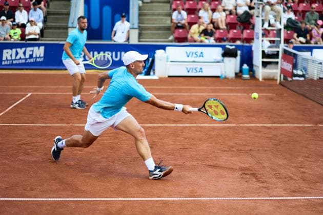 BASTAD, SVERIGE 20250720 Jan Zielinski, Polen, (i fokus) och Adam Pavlasek, Tjeckien, (till vänster) under söndagens final i herrarnas dubbel där de möter Guido Andreozzi, Argentina, och Sander Arends, Nederländerna, under tennisturneringen Nordea Open i Bastad. BASTAD SVERIGE x9200x