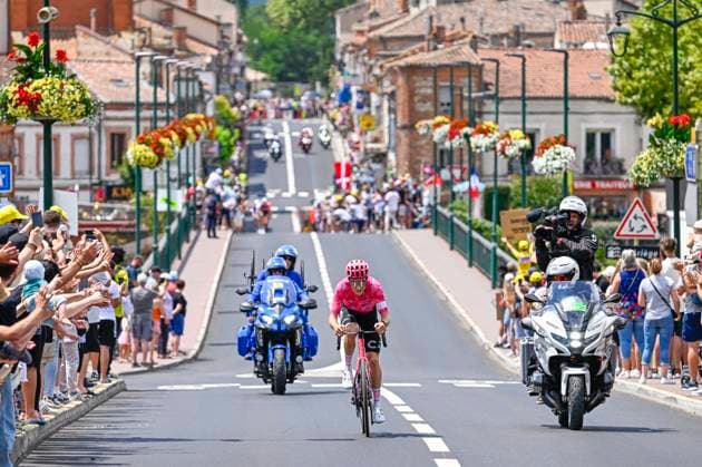 Sport Bilder des Tages Tour de France 2025 Stage 15 CARCASSONNE, FRANCE - JULY 20 : Powless Neilson (USA) of EF Education - EasyPost alone in the escape pack during stage 15 of the 112th edition of Tour de France an UCI World Tour 2.UWT cycling road race stage for Men Elite of 169 km with start in Muret and finish in Carcassonne on July 20, 2025 in Carcassonne, France, 20 07 2025 ( Motordriver Kenny Verfaillie - Carcassonne France  Copyright: xJanxDexMeuleneirx