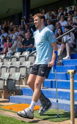 Fussball, Hertha BSC, Saison 2025 26, Saisoneröffnung, Vorstellung der Profis, Pascal Klemens (Hertha BSC) mit Krücken, 20.07. 2025,
