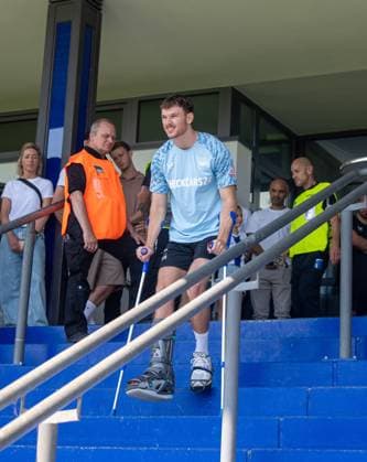 Fussball, Hertha BSC, Saison 2025 26, Saisoneröffnung, Vorstellung der Profis, Pascal Klemens (Hertha BSC) mit Krücken, 20.07. 2025,