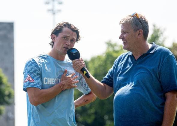 Fussball, Hertha BSC, Saison 2025 26, Saisoneröffnung, Vorstellung der Profis, v.l. Fabian Reese (Hertha BSC), Stadionsprecher Fabian von Wachsmann, 20.07. 2025,