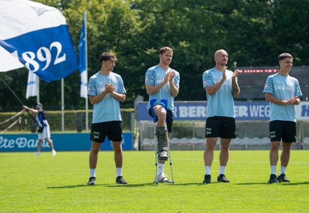 Fussball, Hertha BSC, Saison 2025 26, Saisoneröffnung, Vorstellung der Profis, v.l. Tim Hoffmann (Hertha BSC), Pascal Klemens (Hertha BSC) mit Krücken, Toni Leistner (Hertha BSC), Dion Ajvazi (Hertha BSC), 20.07. 2025,