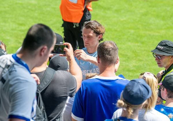Fussball, Hertha BSC, Saison 2025 26, Saisoneröffnung, Vorstellung der Profis, Fabian Reese (Hertha BSC) gibt Autogramme und macht Fotos mit Fans, 20.07. 2025,