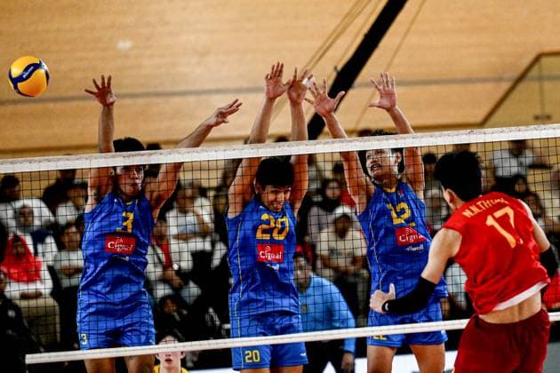 (250720) -- JAKARTA, July 20, 2025 -- Ngoc Thuan Nguyen (R front) of Vietnam spikes the ball during the match between Vietnam and the Philippines in the 2nd leg of the Men s SEA Volleyball League in Jakarta, Indonesia, July 20, 2025. ) (SP)INDONESIA-JAKARTA-VOLLEYBALL-SEA LEAGUE-VIETNAM VS THE PHILIPPINES AgungxKuncahyaxB. 