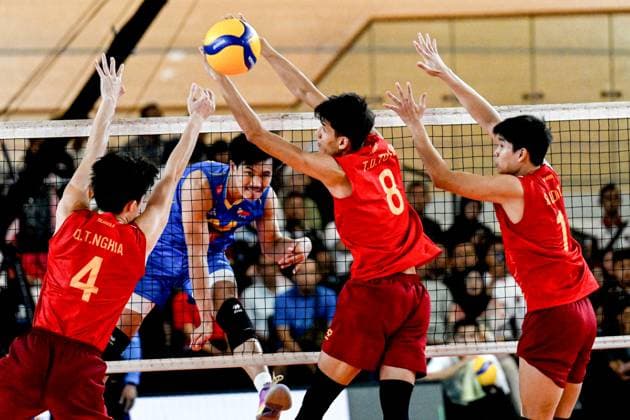 Sport Bilder des Tages (250720) -- JAKARTA, July 20, 2025 -- Jade Alex Disquitado (2nd L) of the Philippines spikes the ball during the match between Vietnam and the Philippines in the 2nd leg of the Men s SEA Volleyball League in Jakarta, Indonesia, July 20, 2025. ) (SP)INDONESIA-JAKARTA-VOLLEYBALL-SEA LEAGUE-VIETNAM VS THE PHILIPPINES AgungxKuncahyaxB. 