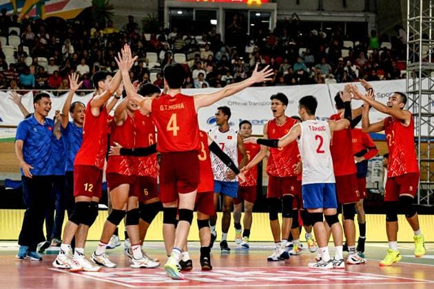 (250720) -- JAKARTA, July 20, 2025 -- Players of Vietnam celebrate after the match between Vietnam and the Philippines in the 2nd leg of the Men s SEA Volleyball League in Jakarta, Indonesia, July 20, 2025. ) (SP)INDONESIA-JAKARTA-VOLLEYBALL-SEA LEAGUE-VIETNAM VS THE PHILIPPINES AgungxKuncahyaxB. 
