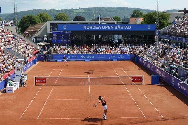 BASTAD, SVERIGE 20250720 Luciano Darderi, Italien, servar mot Jesper de Jong, Nederländerna, under söndagens final i herrarnas singel under tennisturneringen Nordea Open i Bastad. BASTAD SVERIGE x9200x