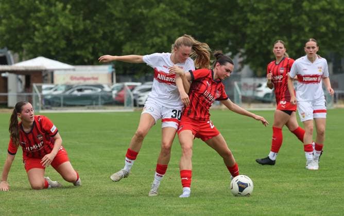 Stuttgart , Fußball Testspiel VfB Stuttgart Frauen vs. FC Heidenheim , von links: Joy Castor ( VfB ) Svea Fleischmann ( HDH )