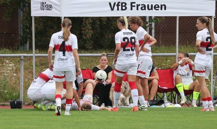 Stuttgart , Fußball Testspiel VfB Stuttgart Frauen vs. FC Heidenheim , Verletzung Gillian Castor ( VFB ) , liegt am Boden