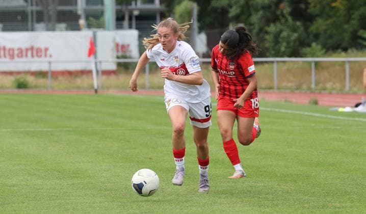 Stuttgart , Fußball Testspiel VfB Stuttgart Frauen vs. FC Heidenheim , von links: Gillian Castor ( VfB ) Sena Peker ( HDH )