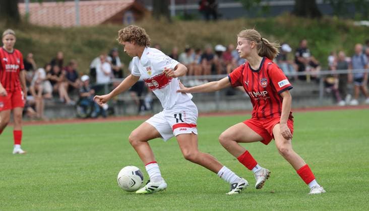 Stuttgart , Fußball Testspiel VfB Stuttgart Frauen vs. FC Heidenheim , von links: Rosa Rückert ( VfB ) Leana Ilic ( HDH )
