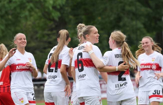Stuttgart , Fußball Testspiel VfB Stuttgart Frauen vs. FC Heidenheim , Jubel VfB , vorne von links: Charlotte Blümer Linette Hofmann