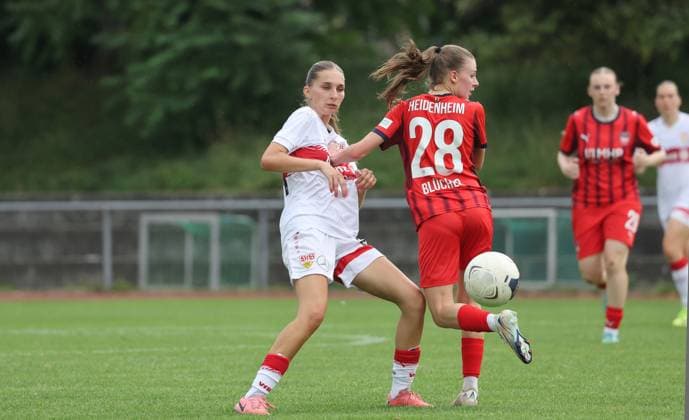 Stuttgart , Fußball Testspiel VfB Stuttgart Frauen vs. FC Heidenheim , von links: Emma Babic ( VfB ) Ella Blücher ( HDH )