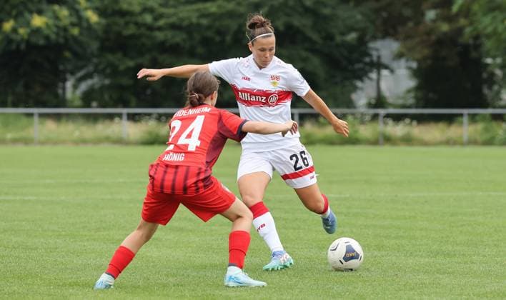 Stuttgart , Fußball Testspiel VfB Stuttgart Frauen vs. FC Heidenheim , von links: Lena König ( HDH ) Nicole Billa ( VfB )